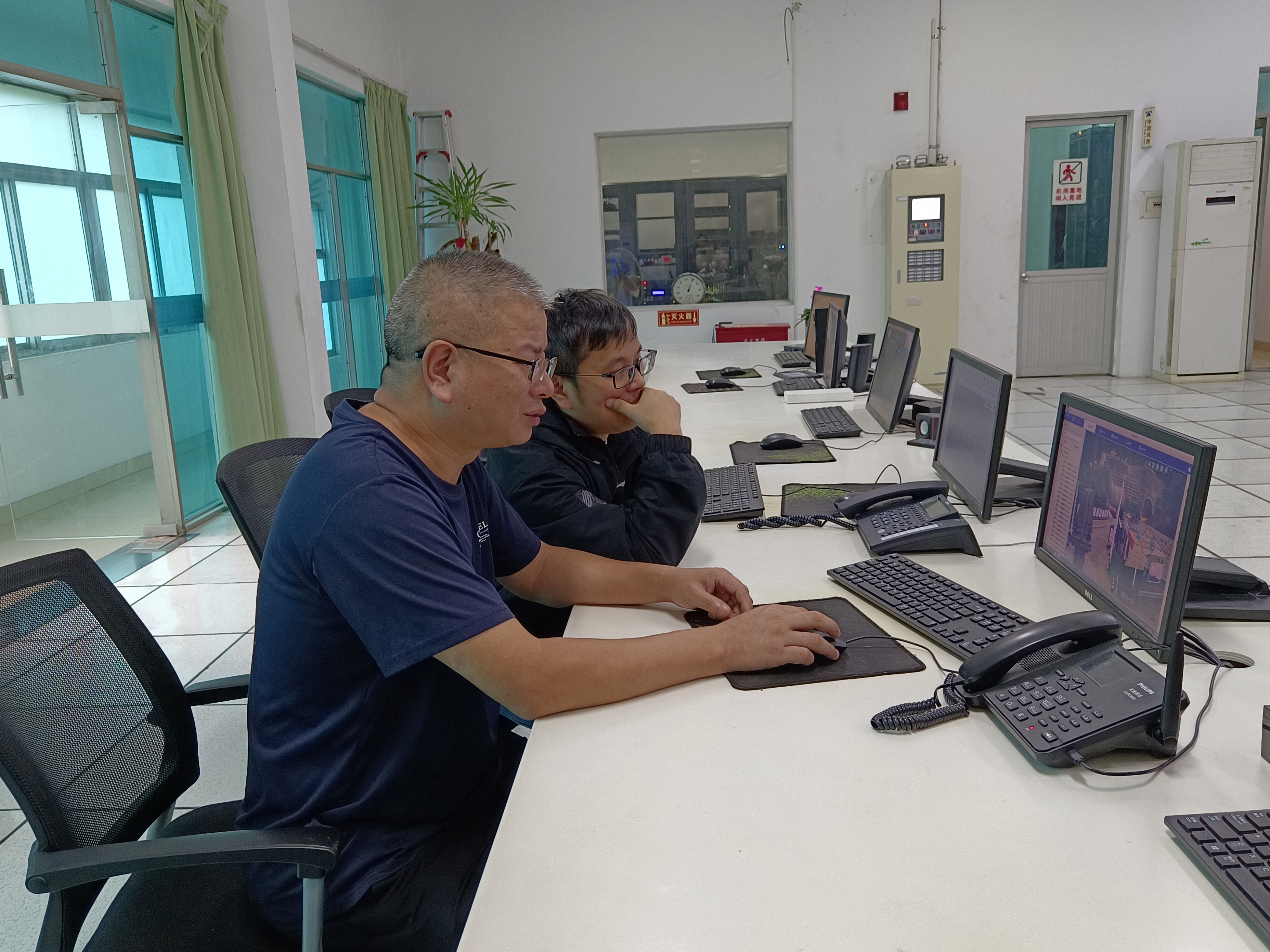 2024.10.31審核人員在中控現場 陳智慧攝.jpeg